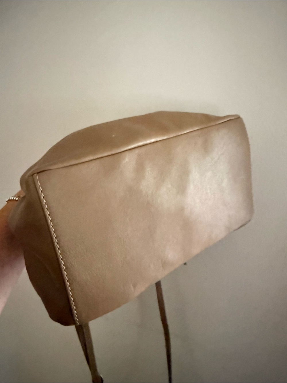 New HOBO International Darling Slouchy bag in a taupe leather - Picture 4 of 12